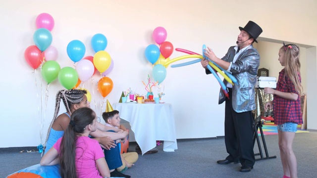 动画师在派对上向孩子们展示气球的技巧视频下载
