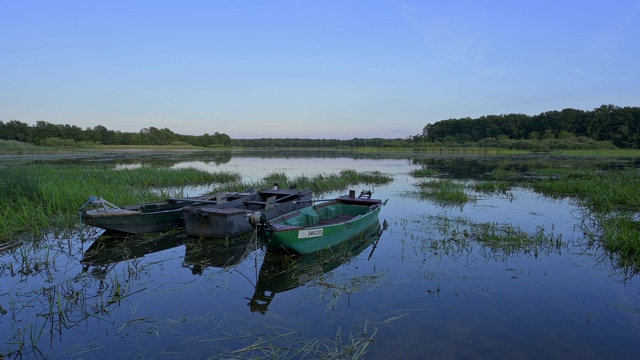 法国摩泽尔湖，勒罗维埃湖，萨里堡，摩泽尔湖，黄昏时分的渔船视频下载