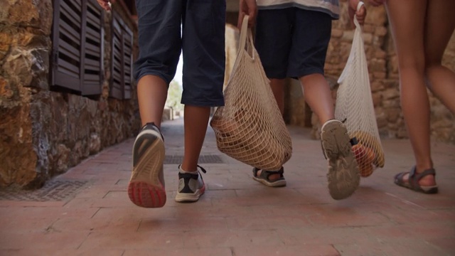 三个孩子用可重复使用的购物袋买东西视频下载