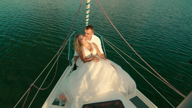 新娘和新郎坐在游艇上。闭上眼睛的新娘视频下载