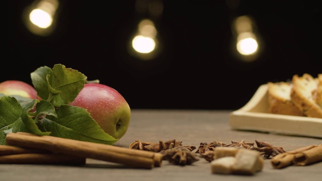 带叶子和香料的苹果视频素材