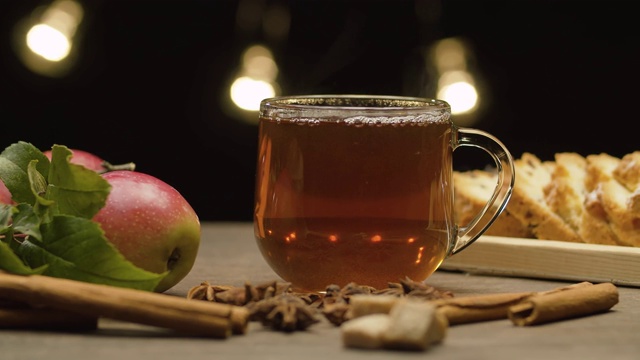 玻璃杯里的茶，苹果和香料视频素材