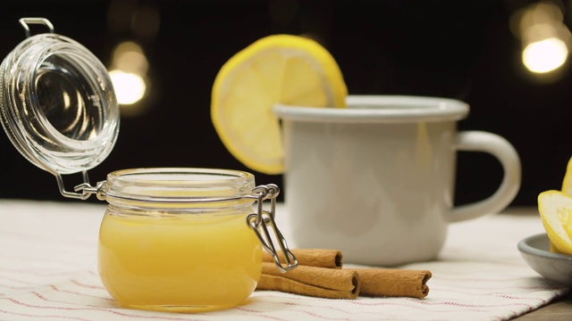 茶加柠檬，蜂蜜和肉桂视频素材
