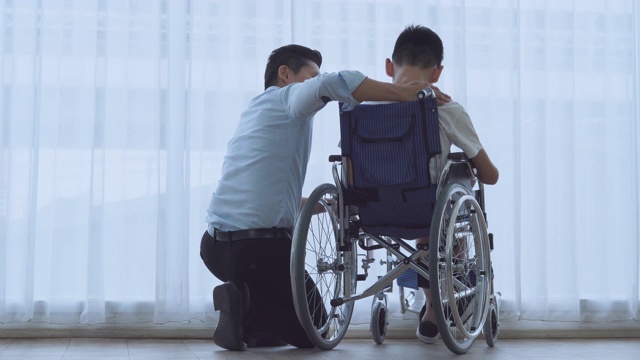 患有自闭症、腿部残疾、坐在轮椅上的儿童来看医生视频下载