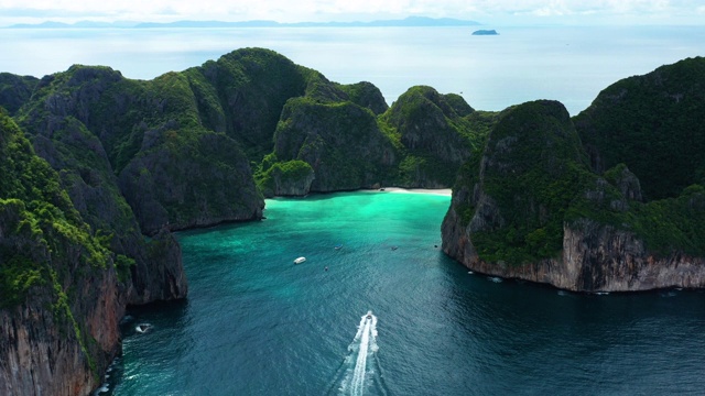 船航行到皮皮勒，皮皮岛，泰国鸟瞰图视频下载