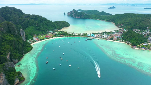 鸟瞰图，泰国皮皮岛右侧视频素材