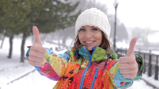年轻微笑的肖像积极和集中运动活跃的女孩在冬季运动服。公园里的雪景视频下载