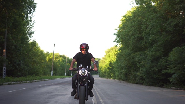 快速驾驶，骑上一辆咖啡赛车，肖像摩托车视频素材