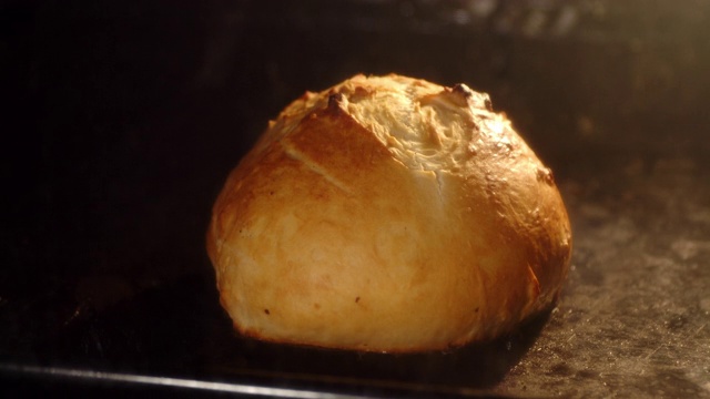 面包四块烤至金黄色。视频下载