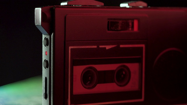 微盒式录音机的倾斜视频素材
