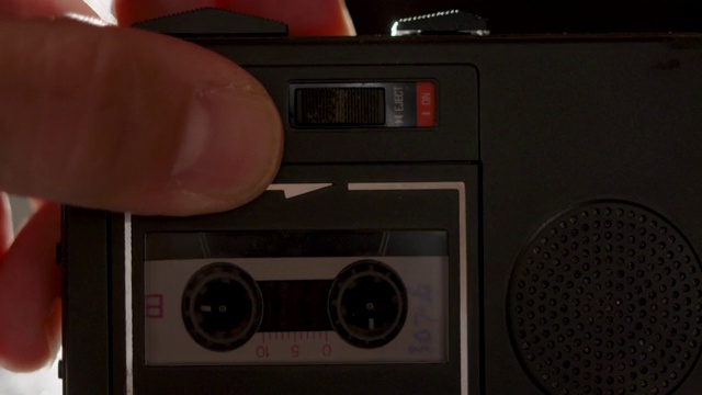 手置微型卡式录音机入框视频素材
