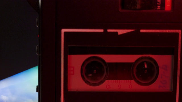 微型盒式磁带在红色灯光下转动视频素材