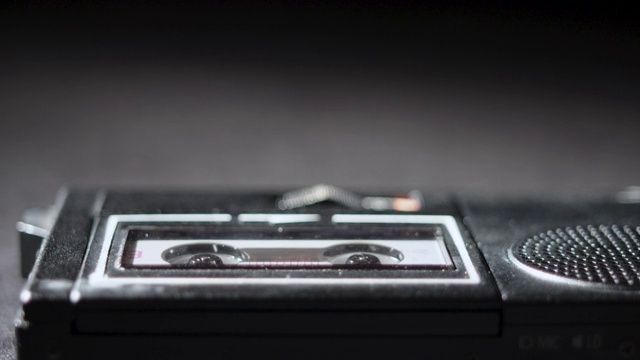 低角度拍摄的磁带插入微型卡式录音机视频素材