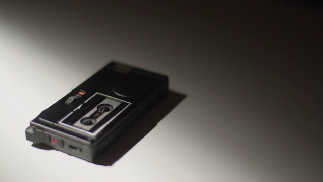 微盒式录音机在白色背景下，亮着灯视频素材