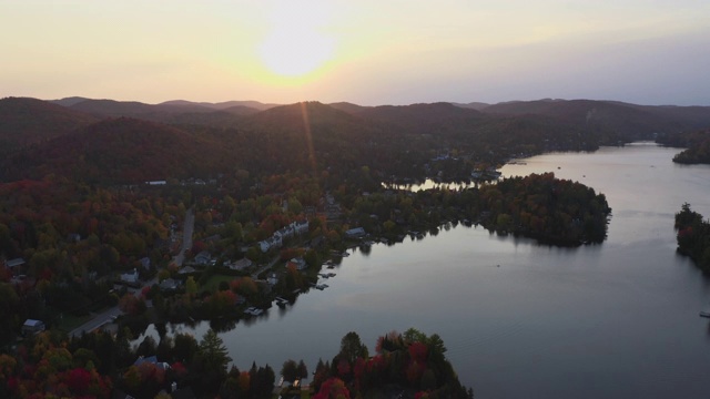 鸟瞰劳伦斯的风景在秋天日落，魁北克，加拿大视频素材