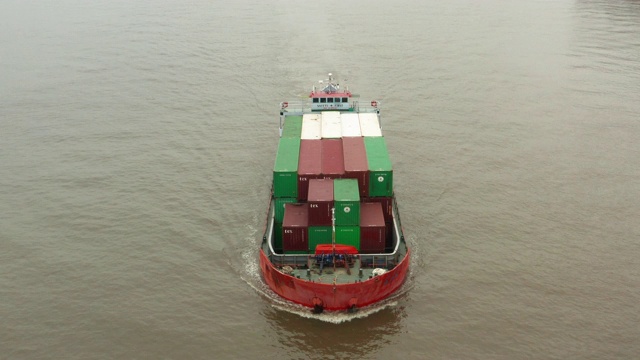 鸟瞰图集装箱货轮前往码头商业港口进行商业物流，进出口，海运或货运。视频素材