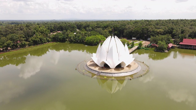 鸟瞰图美丽的白色教堂在Wat Santiwanaram在Udonthani省泰国。视频素材