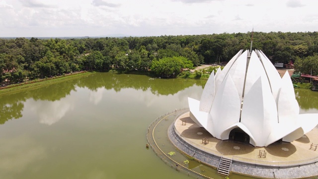 鸟瞰图美丽的白色教堂在Wat Santiwanaram在Udonthani省泰国。视频素材