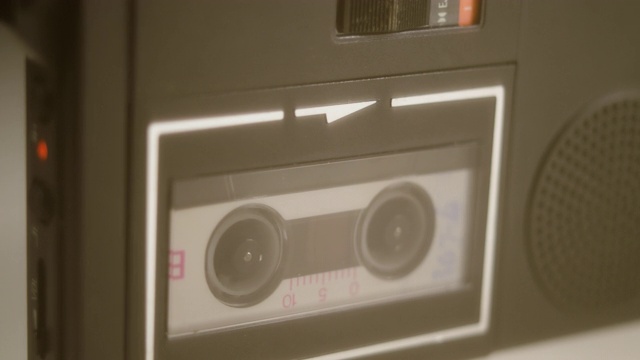 侧面角度拍摄的微型磁带录音机与古董的感觉视频素材