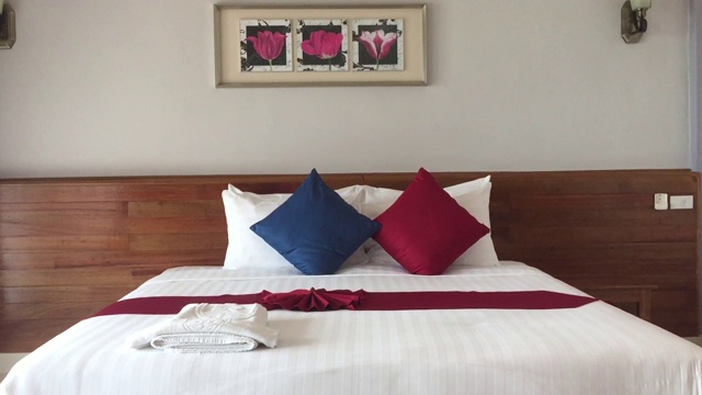 宽敞舒适的双人床，典雅古典的卧室视频素材
