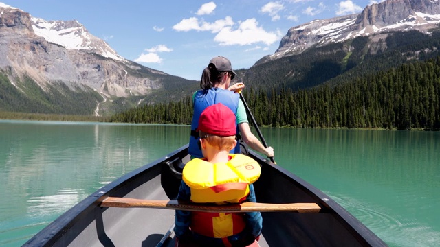 加拿大，不列颠哥伦比亚省，尤霍国家公园，夏天翡翠湖的家庭皮划艇视频下载