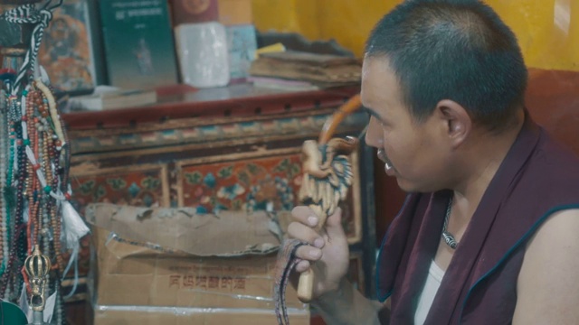 喇嘛正在中国西藏拉萨的寺庙里诵经视频下载
