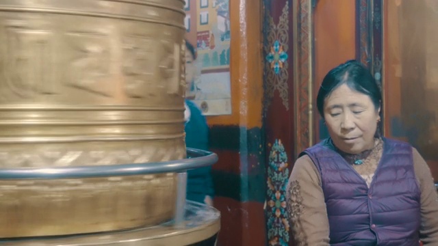 中国西藏，拉萨，人们在转动转经轮视频下载