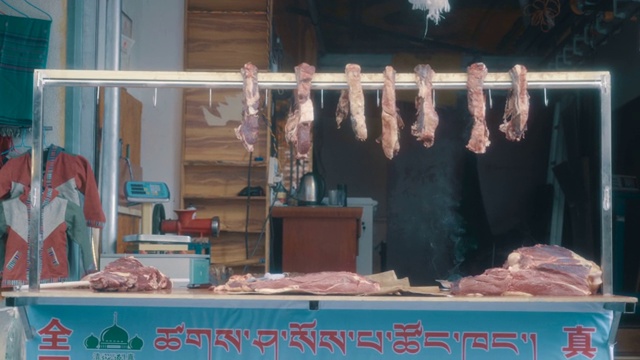 中国西藏拉萨卖牦牛的小贩。视频下载