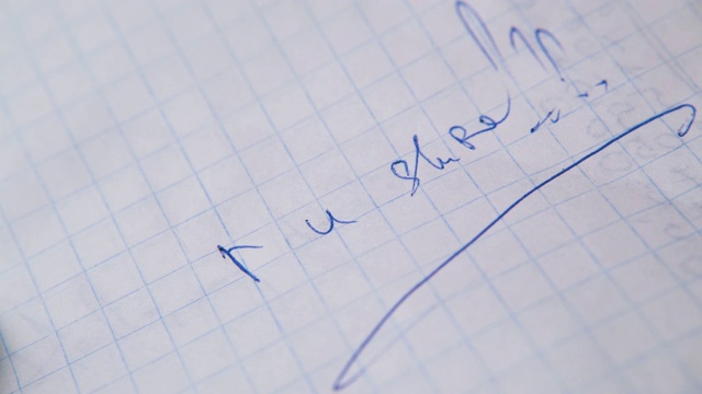 一个人用钢笔在白纸上写问题:你确定吗视频下载