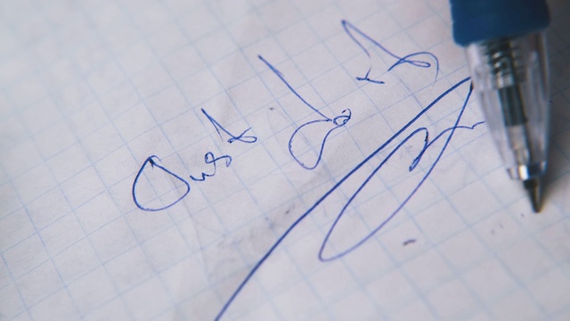一个紧张的人拿起笔在纸上写着“JUST DO IT”视频素材