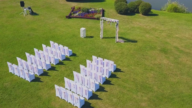 婚礼现场在晴天鸟瞰图上的绿草草坪视频下载