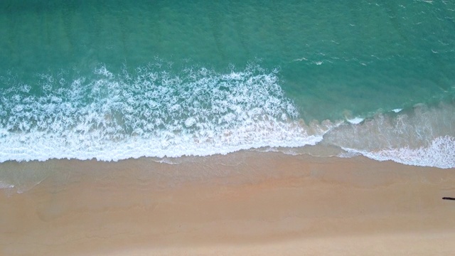 顶视图美丽的白色沙滩和绿松石海水。视频下载