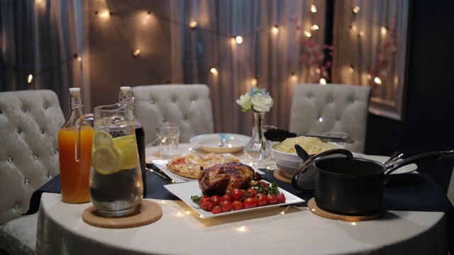 餐桌上准备食物，家庭聚餐在庆祝的晚上在家里。视频素材