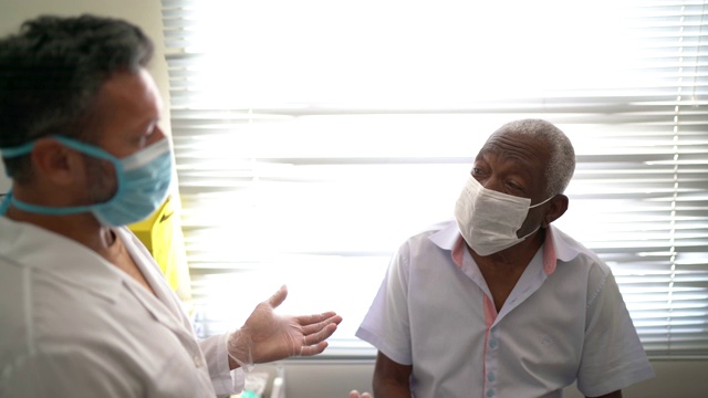 病人在就医时戴着口罩视频素材