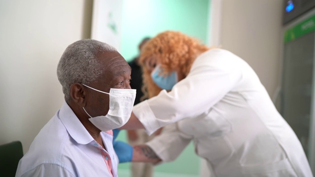 护士在病人手臂上接种疫苗视频素材