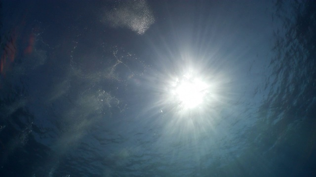 阳光透过海洋表面视频下载
