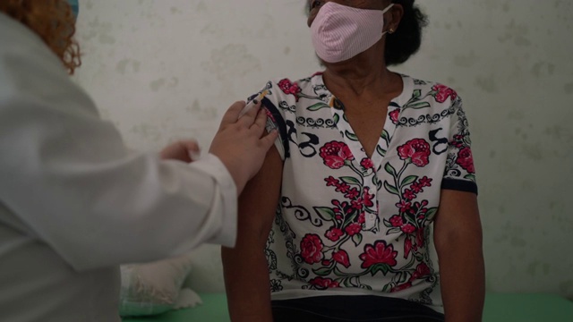 护士在病人手臂上接种疫苗视频素材