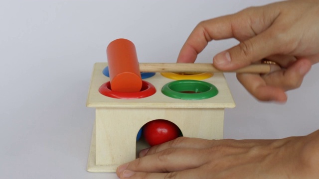 彩色锤盒木制玩具演示视频下载