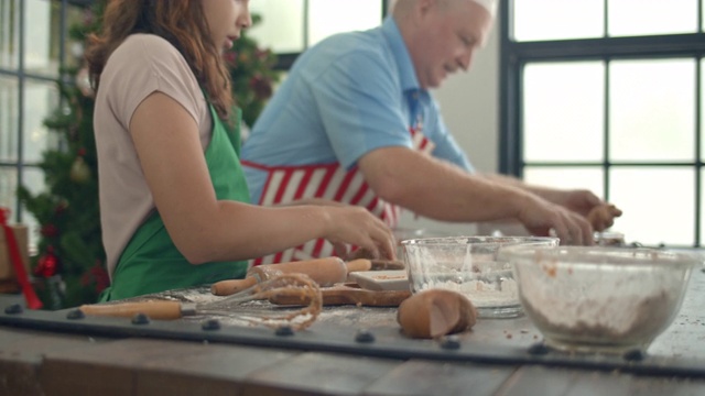 爸爸和女儿在厨房柜台上一起做圣诞饼干视频素材