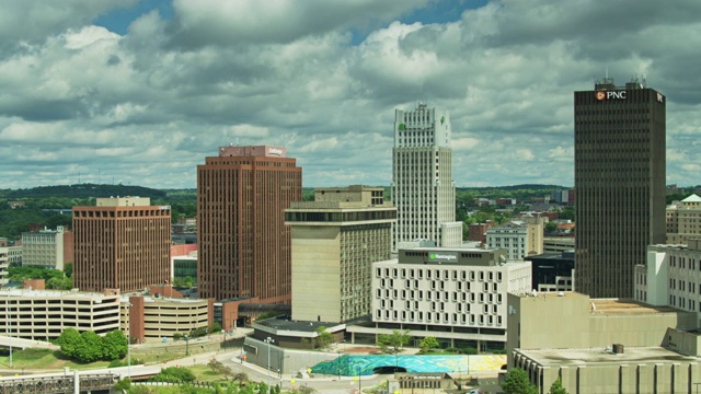 无人机飞向俄亥俄州阿克伦市中心的办公大楼视频下载