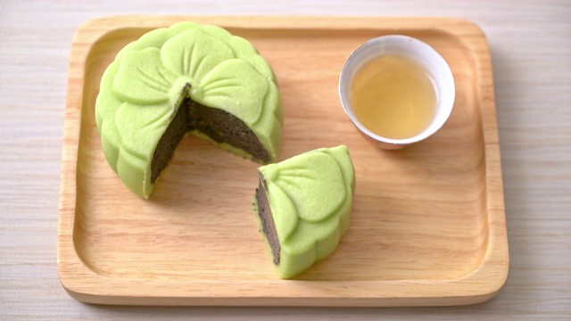 中国月饼绿茶黑芝麻味视频素材