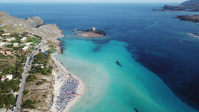 意大利撒丁岛Stintino的La Pelosa海滩。鸟瞰图视频下载
