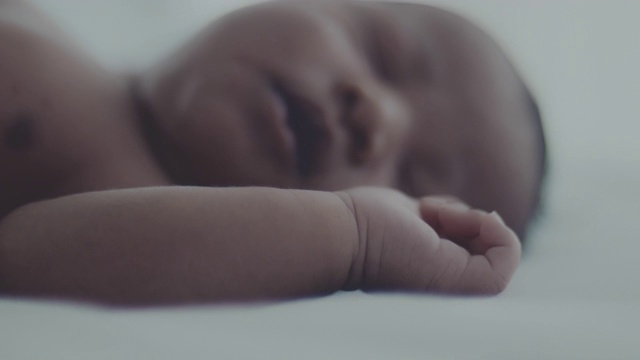 天真:刚出生的男婴(0-1个月)视频下载