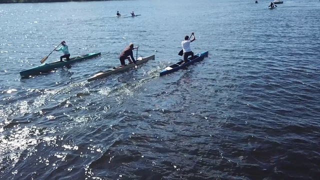 两名男子运动员在河上划桨训练视频下载