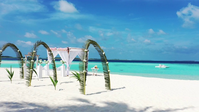 马尔代夫热带海滩和海洋的婚礼拱门视频下载