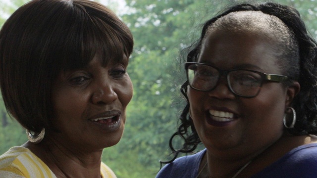 成熟的成年黑人女性和母亲拥抱，互相问候和安慰视频素材