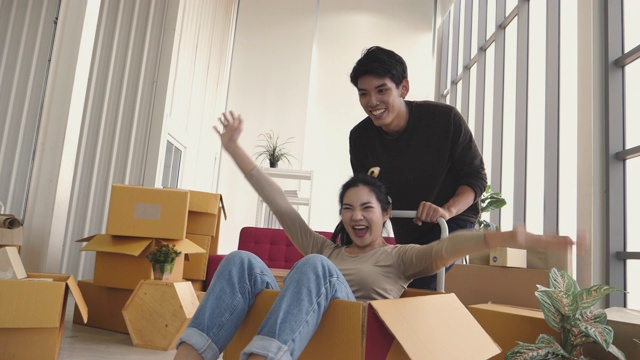 年轻夫妇庆祝新房子落成视频下载