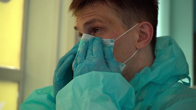药物开发过程中，医生穿着防护服拿着安瓿视频素材