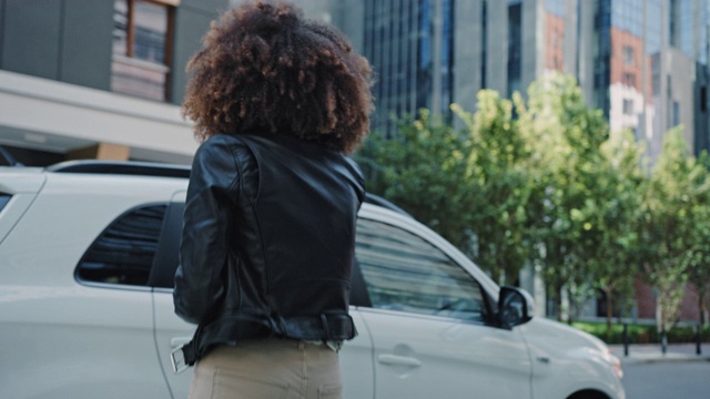 混血女子在市中心打车。使用手机应用程序视频素材
