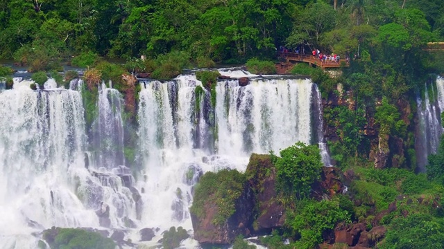 观看伊瓜苏瀑布，Foz do Iguaçu，巴西视频素材